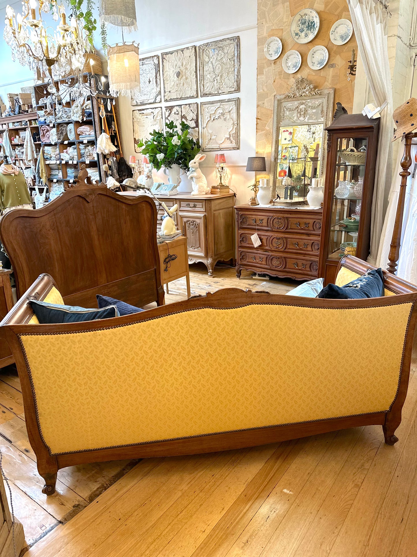 Antique French Louis XV Style Walnut Canapé