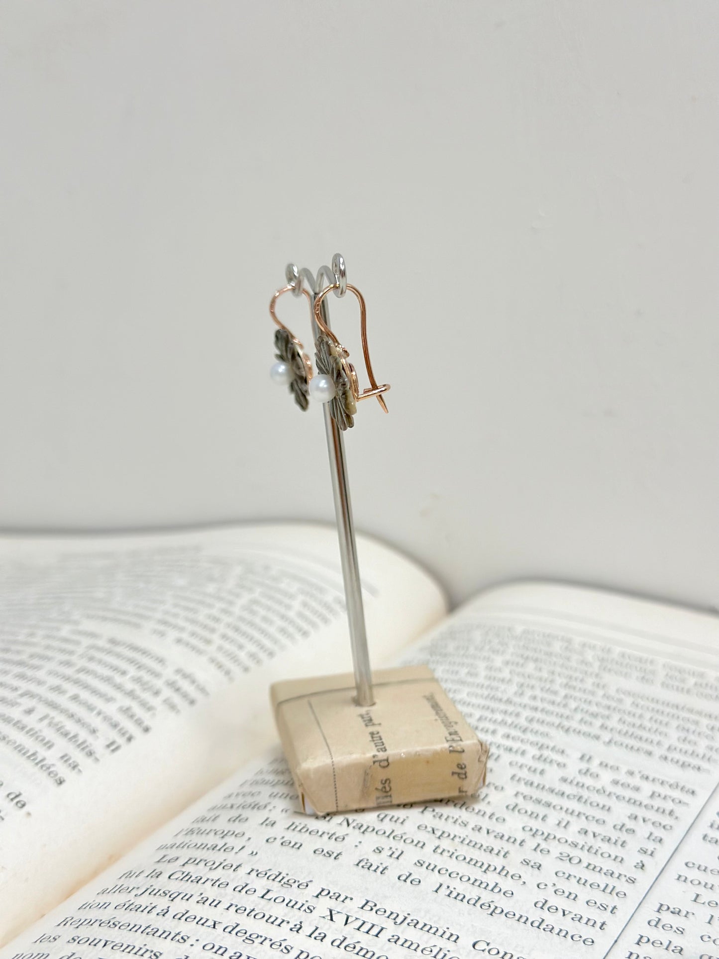 Italian Small Grey Mother of Pearl Daisy Earrings