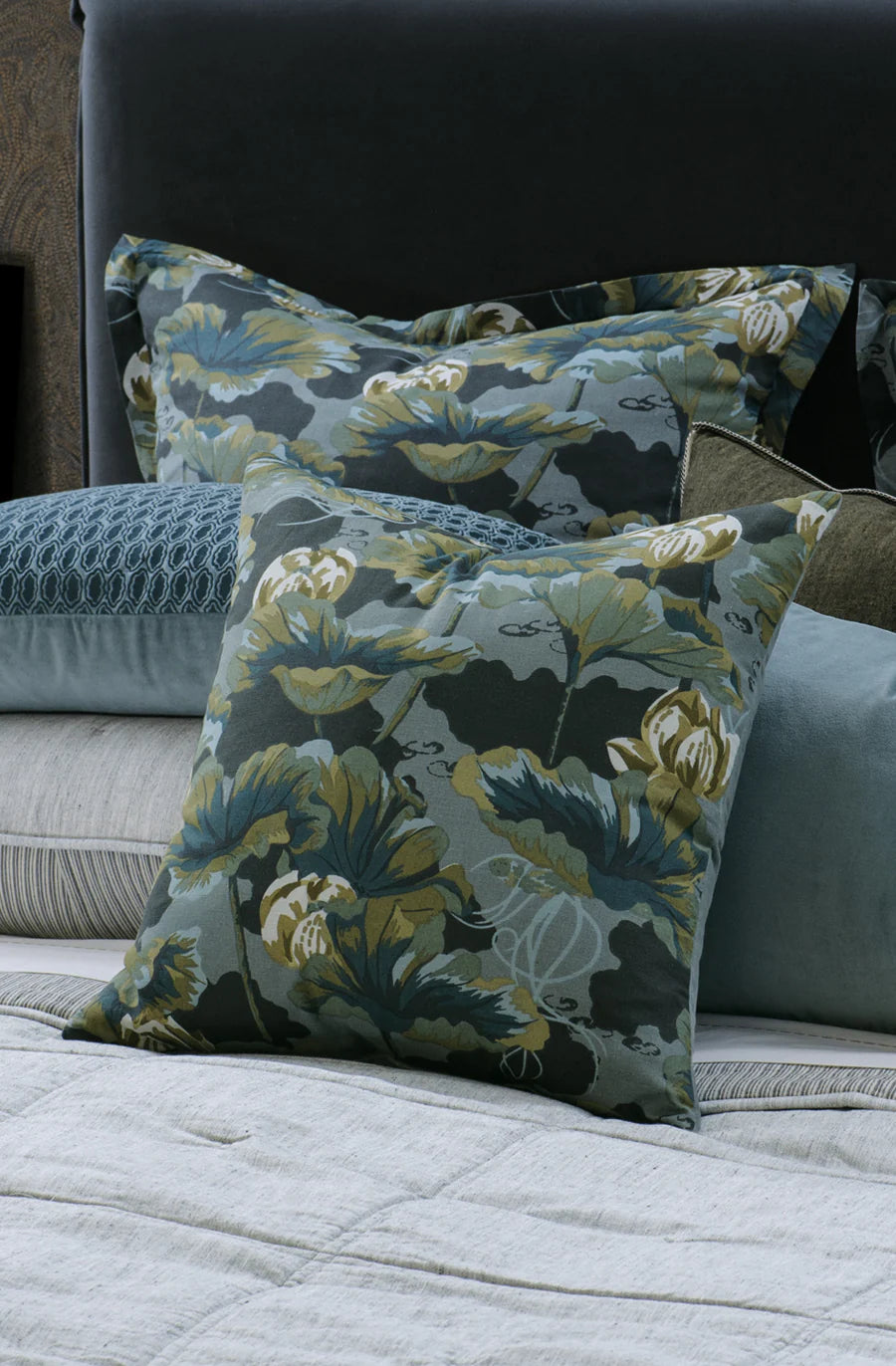 Bianca Lorenne 'Waterlily Ocean' Cushion