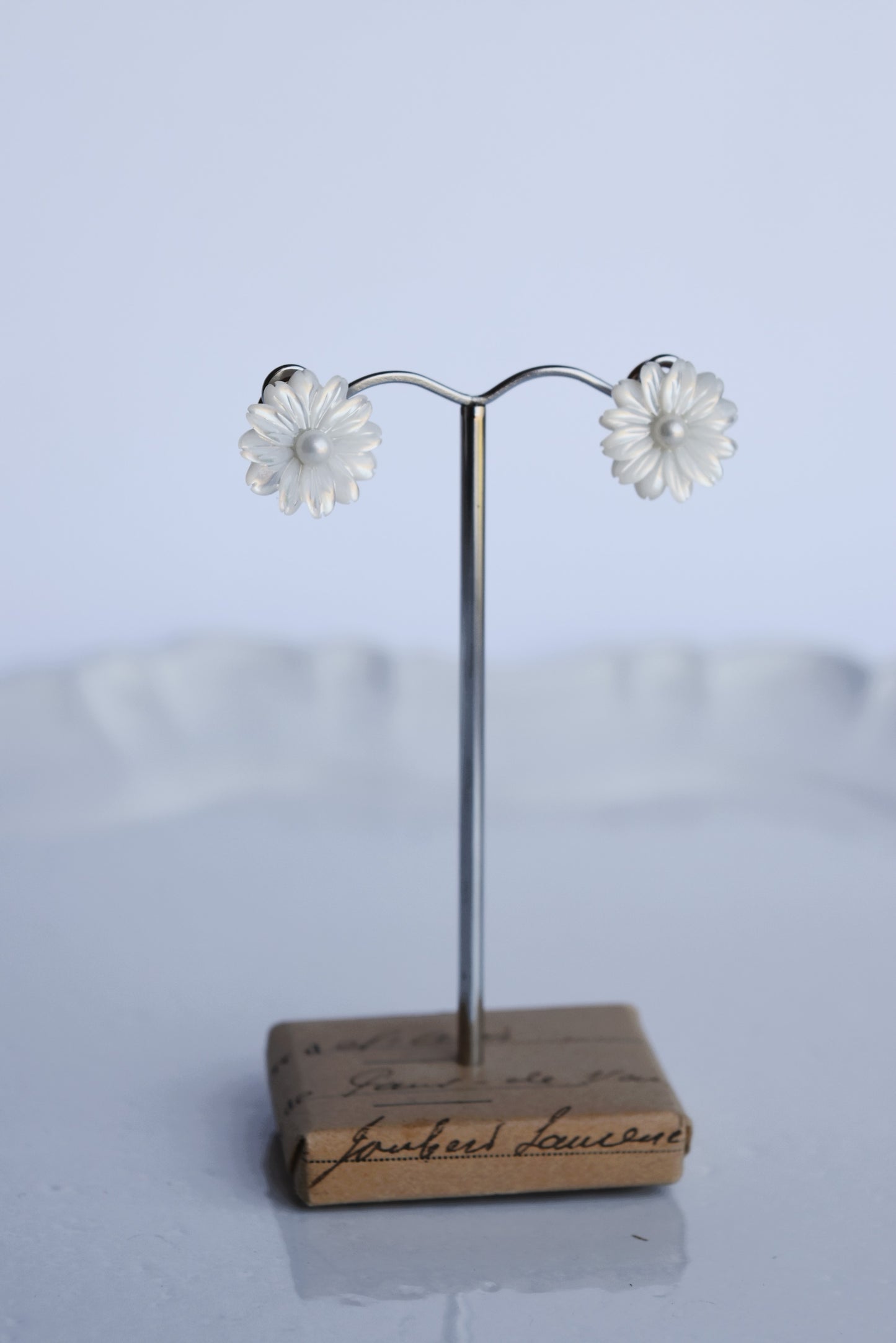 Italian Small White Mother-of-Pearl Flower Earrings Stud