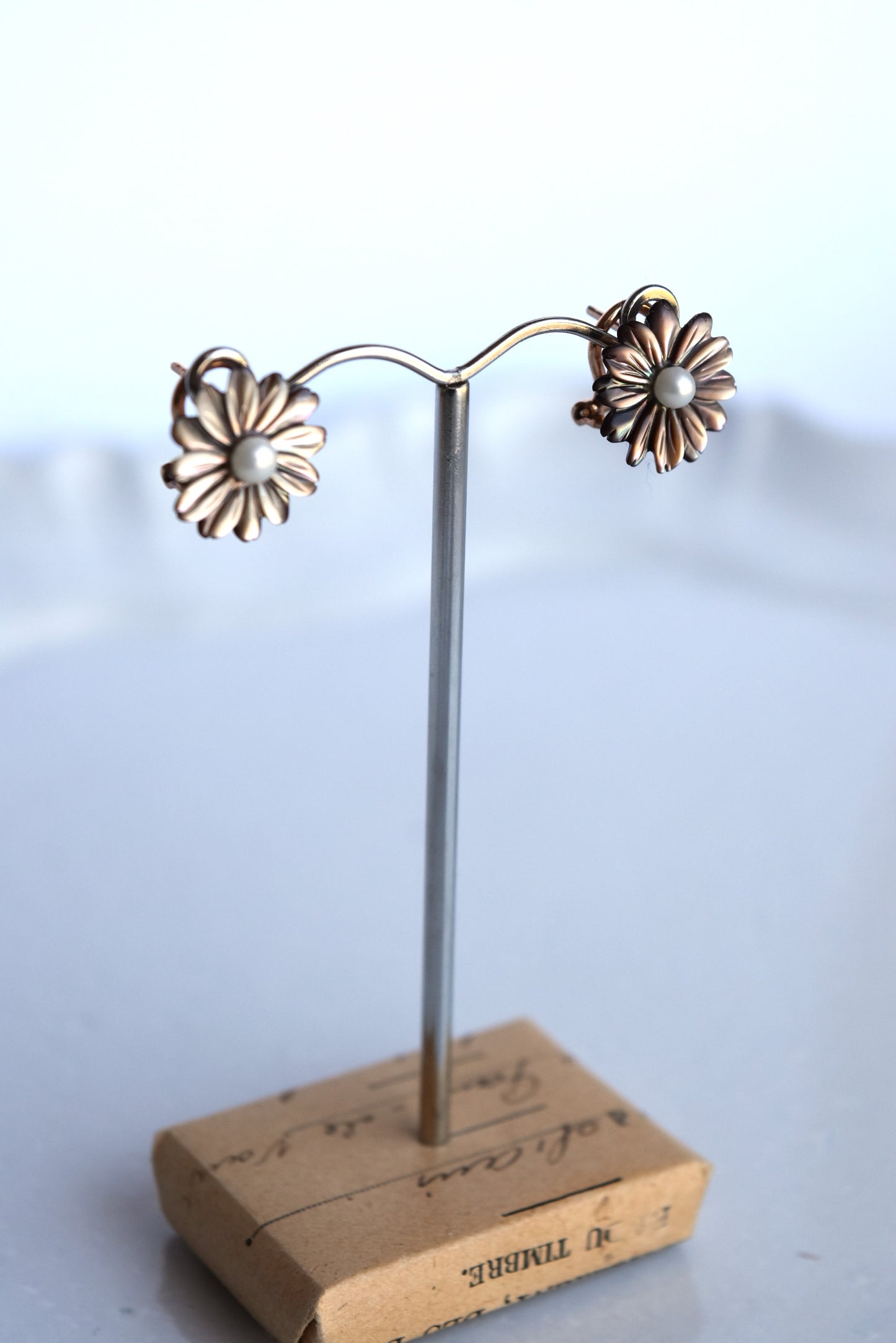 Italian Small Grey Mother-of-Pearl Flower Earrings Stud