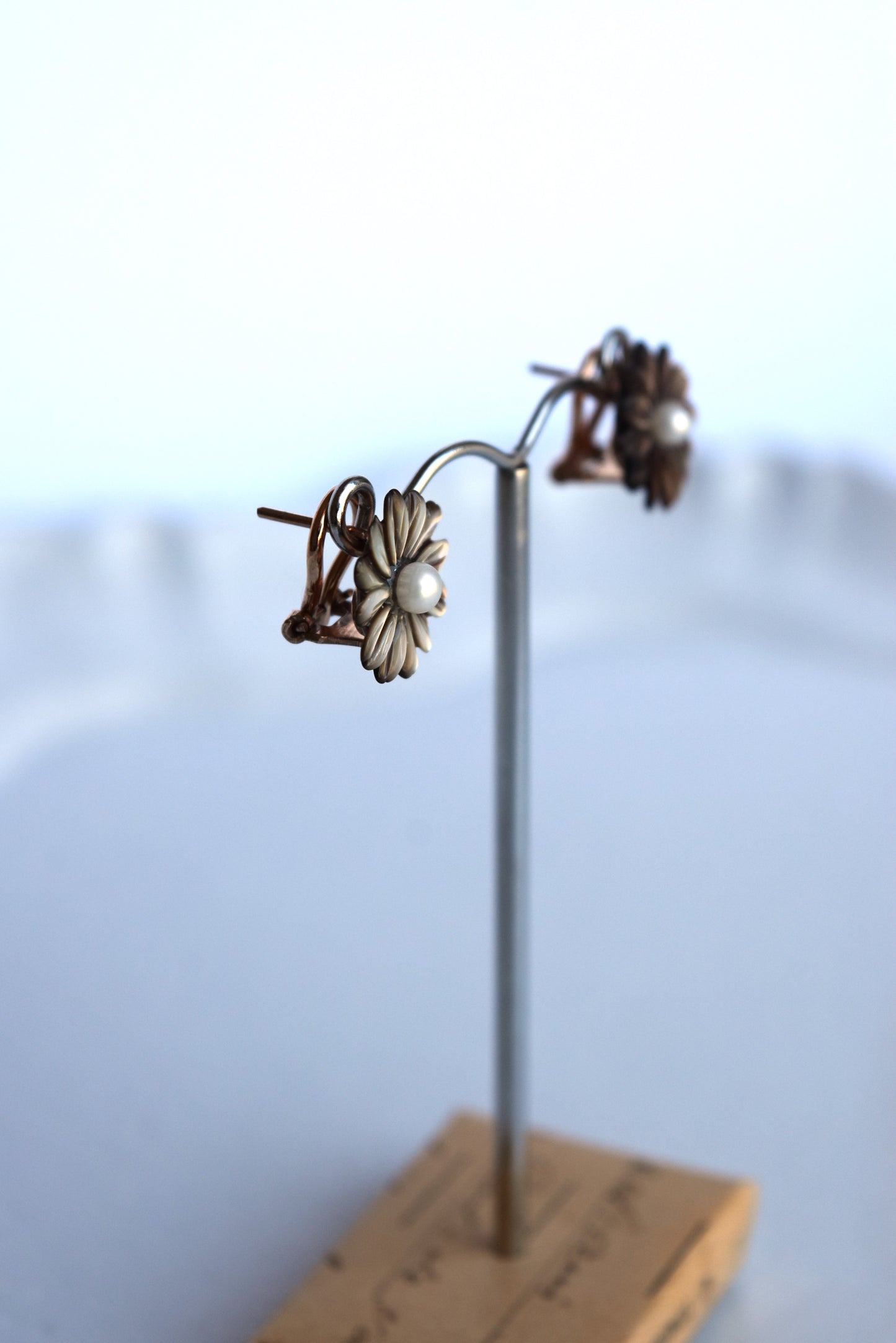 Italian Small Grey Mother-of-Pearl Flower Earrings Stud