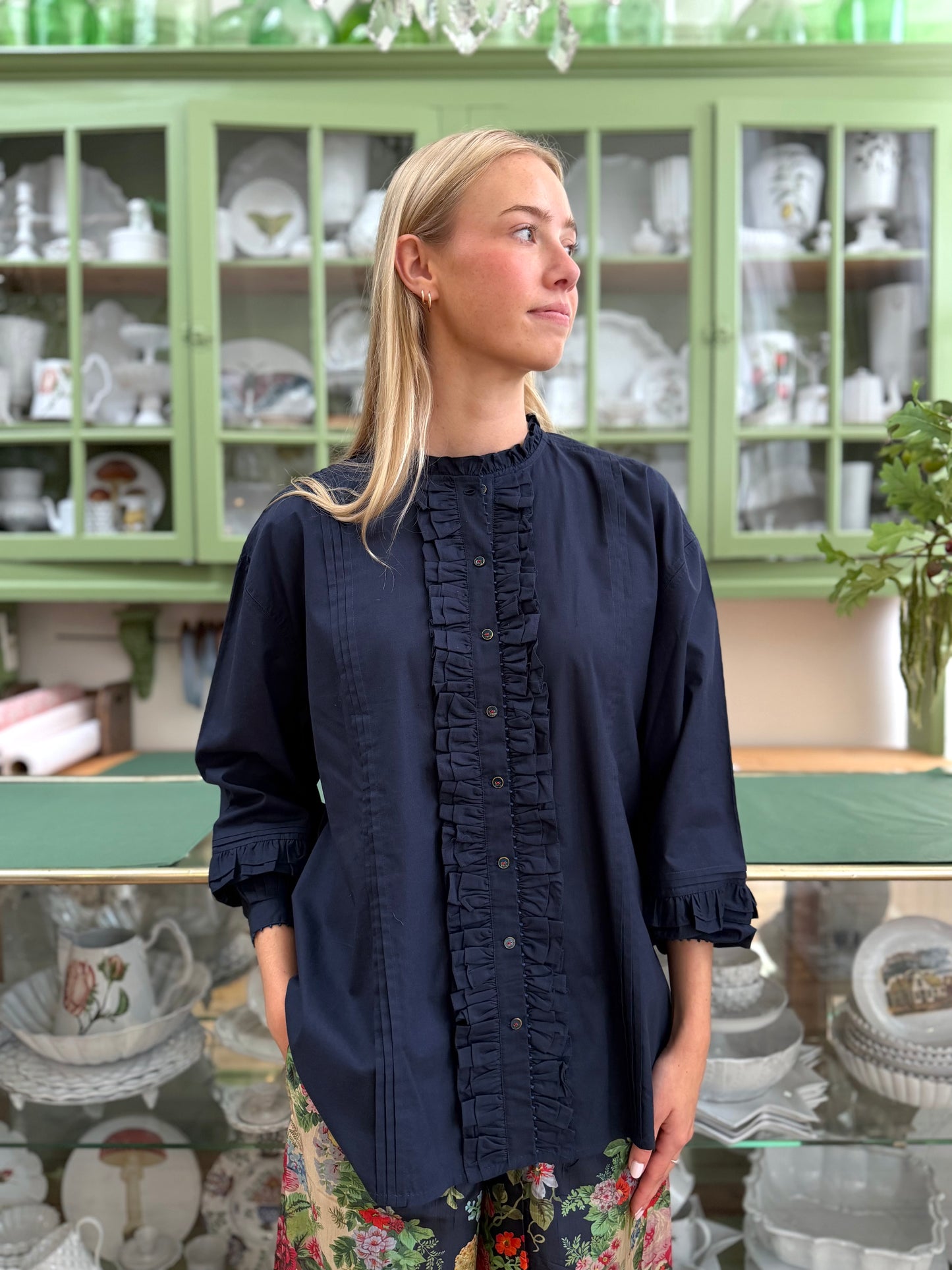 Péro Navy Shirt With Front Ruffle Detail