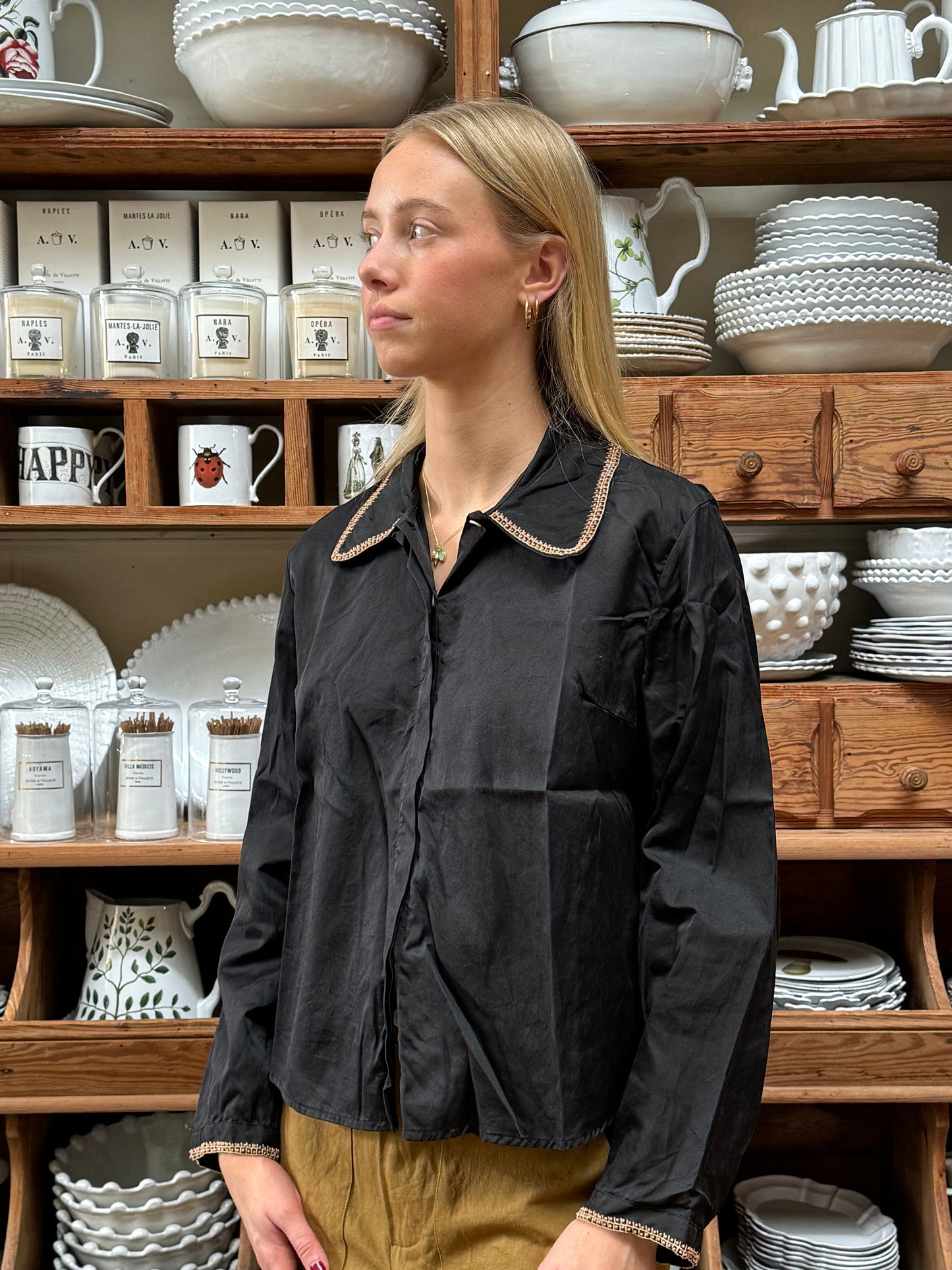 Sula Embroidered Collar Shirt - Black