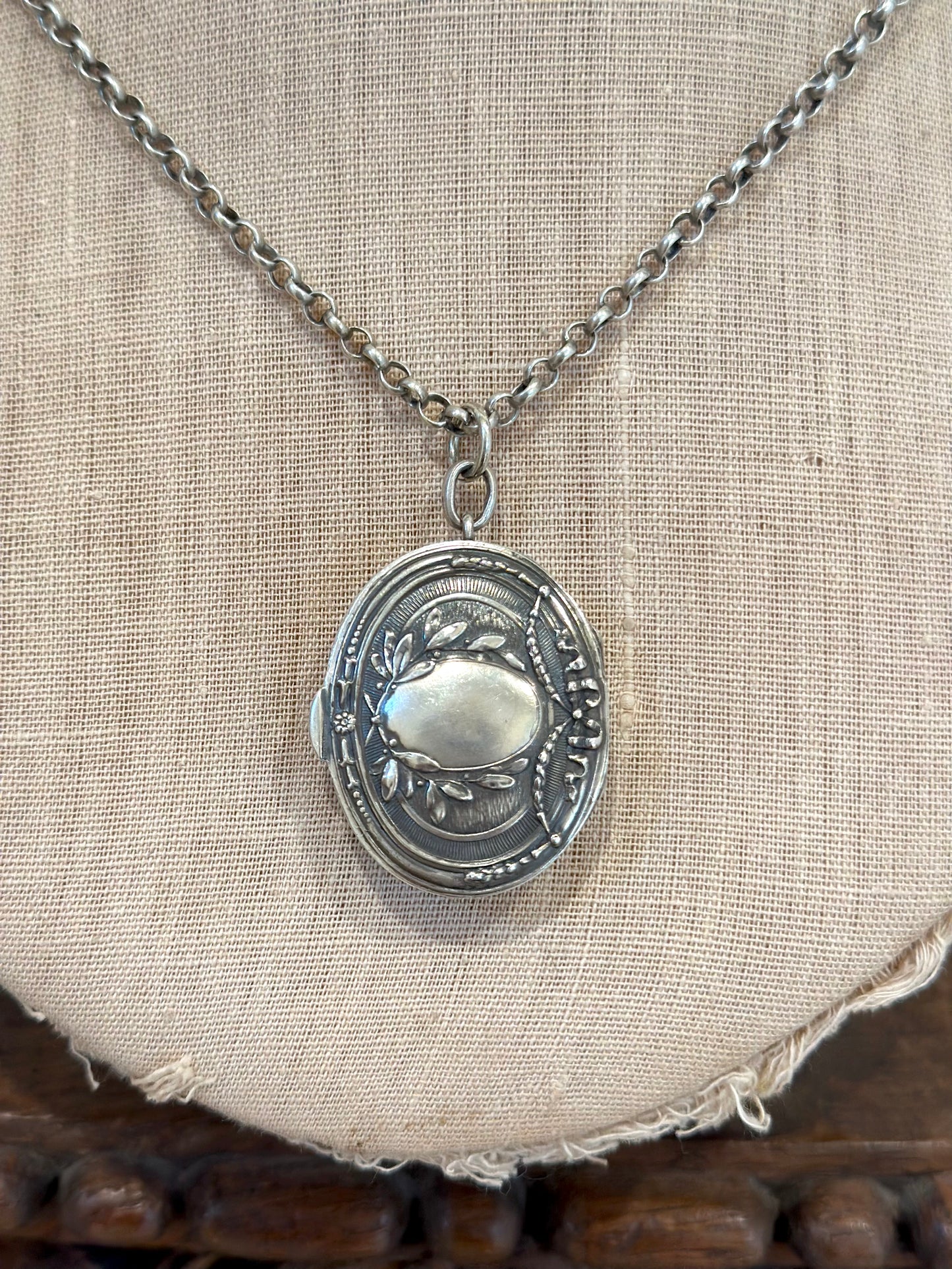 Antique French Necklace With Oval 'Poudrier' Locket