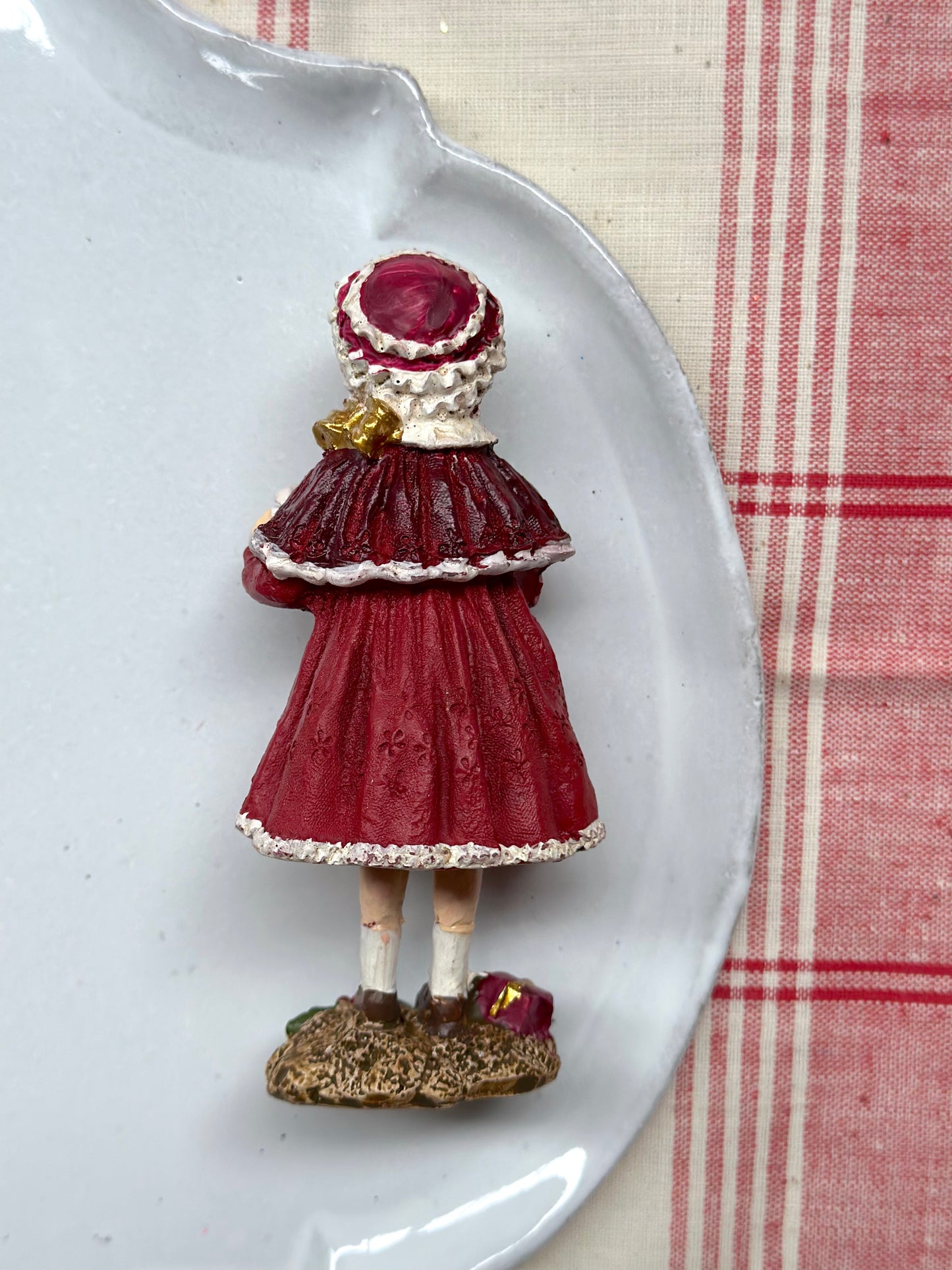 Carol Singing Girls - Set Of 2 - Woodland Christmas