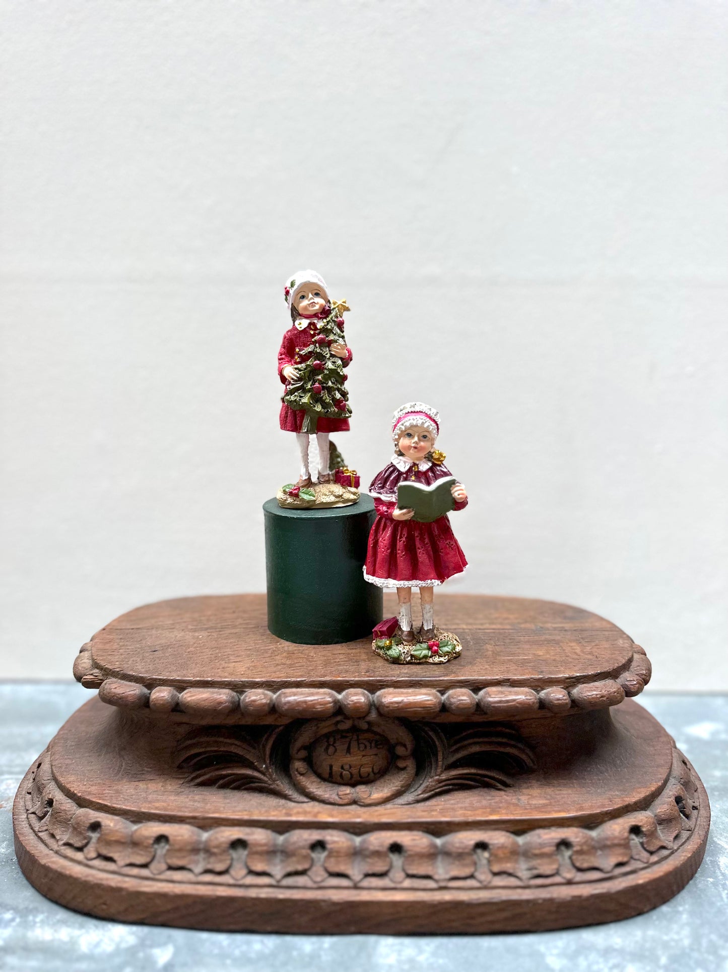 Carol Singing Girls - Set Of 2 - Woodland Christmas