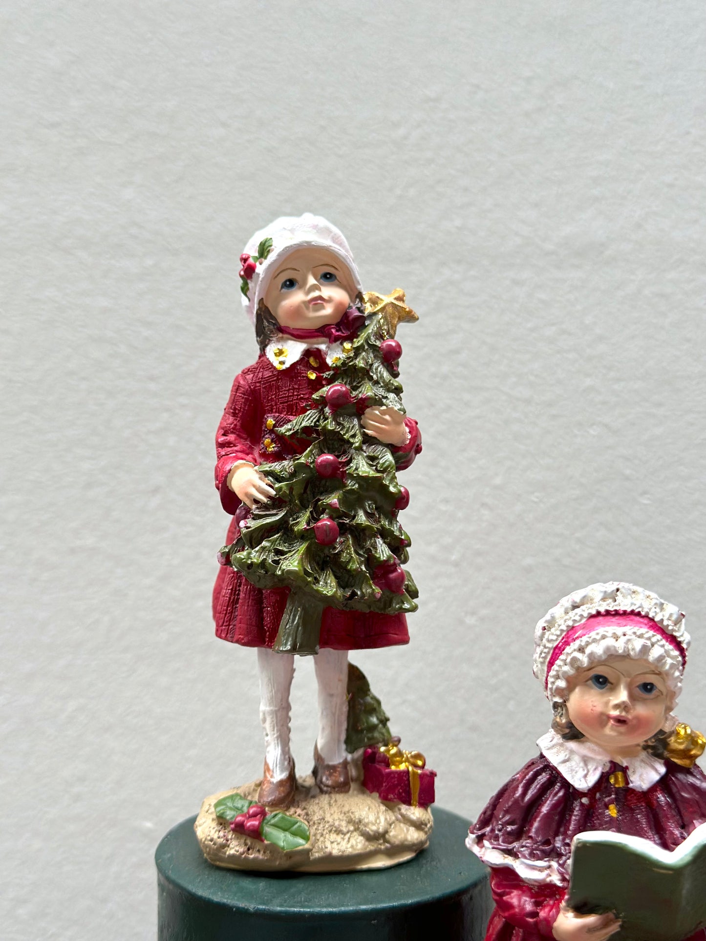 Carol Singing Girls - Set Of 2 - Woodland Christmas